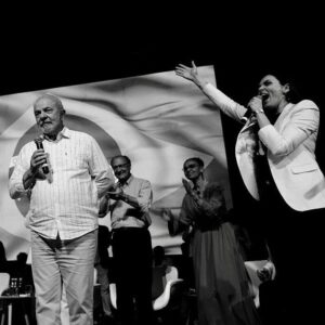 Monica Iozzi Instagram - VIVAAAAAA!!!! Venceu a esperança!!!!!
Valeu a luta, meus amores!!!!! ❤️

Essa foto, feita pelo meu amigo @cazepecini , representa a minha alegria  ao poder anunciar a chegada de Lula em seu último evento em SP. Tive a honra de ser apresentadora naquela noite ao lado da guerreia @preferreira .

Que bom olhar ao meu lado nas trincheiras e ver tanta gente boa!

Parabéns, presidente Lula! Parabéns a todos e todas que trabalharam tanto para vivermos este momento. 

Parabéns também ao nosso querido Fernando Haddad, que fez uma linda campanha para o governo de SP. 
Quem perde somos nós, paulistas. 
Você foi gigante, professor! Obrigada.

Agora é amor e trabalho.
Como diria nosso presidente: 
A LUTA CONTINUA, COMPANHEIROS!

@lulaoficial 
@fernandohaddadoficial 
@preferreira 
@cazepecini