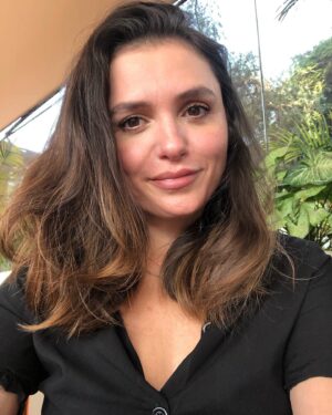 Monica Iozzi Instagram - Prezados, posto esta foto no dia de hoje, movida apenas pela sorte e pela vaidade. 

- Sorte por ter acordado com a pele boa e estar num local bem iluminado. 

- Vaidade porque estou puta e exausta com a situação do Brasil e elogios me fariam bem.

Grata pela compreensão. 
Boa tarde a todes. 👯‍♀️