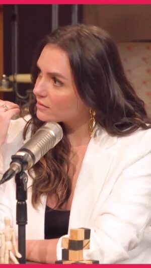 Monica Iozzi Instagram - Tema importante durante o meu papo com a @tatibernardi em seu novo projeto, o videocast “Desculpa Alguma Coisa” no @universa_uol .

Assista no canal no YouTube da @universa_uol ! Vou colocar o link nos destaques dos meus stories. Adorei participar, espero que gostem. 🌻

Belezura: @charlesgran 
Estilo: @larissalucchese 
Look: @dgaia 

#UOL #UniversaUOL #DesculpaAlgumaCoisa #TatiBernardi