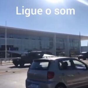 Monica Iozzi Instagram - Acho que o exército podia gastar menos com mega salário, leite condensado e pensão de filha de militar, né? Vamo investir um pouquinho nos equipamento, miguis! Tá puxado. 🌽 🚂

Vídeo via @renatovterra .