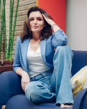 Monica Iozzi Instagram - Fotínea plena pra divulgação do meu novo programa - FALE MAIS SOBRE ISSO, IOZZI! 
Estreia em Setembro no @canalbrasil !
Quem vem??? 🙋🏻‍♀️
#falemaissobreissoiozzi