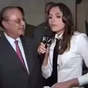 Monica Iozzi Instagram - O #tbt de hoje vem direto de 2010. Uma pequena homenagem ao início da campanha eleitoral. Relembrando meus tempos de repórter do #cqc , escolhi um péssimo exemplo de parlamentar, Paulo Maluf. 

Na ocasião dessa matéria, Maluf havia acabado de entrar para a lista de criminosos procurados pela INTERPOL (Organização Internacional de Polícia Criminal).
Entrando para esta  lista, Maluf não poderia viajar para fora do Brasil, já que a INTERPOL está presente em 181 países ao redor do mundo.

Paulo Maluf começou sua carreira política na década de 60, ao entrar para o ARENA (Aliança Renovadora Nacional). O ARENA foi um partido político criado em 1965 com a finalidade de dar sustentação política à ditadura militar instituída a partir do Golpe de Estado no Brasil em 1964. O ARENA deu origem a partidos como o extinto PFL (atual DEM) e o Partido Progressista (PP).

Após ser acusado pelo ministério público de SP de envolvimento em esquemas de corrupção que chegaram a somar quase 1 bilhão de reais, em 2018 o ex-deputado e ex-prefeito foi condenado a mais de 7 anos de prisão por lavagem de dinheiro, sentença que ele começou a cumprir em prisão domiciliar. 

Este ano ele recebeu o benefício de cumprir o restante da pena sob liberdade condicional. Os advogados de Maluf pedem agora ao Supremo a concessão do indulto humanitário, ou seja, perdão da pena. Esse julgamento ainda não tem data para acontecer.

Ou seja, pessoal, pesquisem MUITO BEM o histórico de seus candidatos. 
Porque essa pessoas definem pra onde vão os recursos oriundos dos impostos que pagamos. Quantas coisas boas poderiam ter sido feitas caso Paulo Maluf (e tantos outros) não conseguissem se eleger e reeleger durante tanto tempo?

Você pode votar em alguém que se candidata pensando no bem comum, mas também pode votar em alguém que só pensa no próprio bolso.

Porque de “ROUBA, MAS FAZ” o Brasil já tá cansado, né?

E ah… Minha mãe manda lembranças.

#eleicoes2022 
#corrupção
#cqc