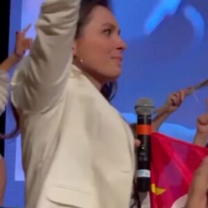 Monica Iozzi Instagram - Meu último #tbt do ano é pra relembrar um dos últimos eventos do presidente @lulaoficial antes da sua eleição. 

Tive a honra de apresentar esta celebração tão bonita  ao lado da maravilhosa @preferreira . 

E, conosco no palco, figuras que admiro muito como @_marinasilva_ , @fernandohaddadoficial , @wcasagrandejr , @negrobelchior , @denisefragaoficial , @hilton_erika , @janjalula entre outros.

Que 2023 venha cheio de esperança, trabalho, empatia e solidariedade. Que o Brasil saia novamente do mapa da fome, que nossos biomas voltem a ser protegidos, que a cultura seja enaltecida, que a educação seja prioridade, que a desigualdade seja combatida e que o Brasil volte a ser respeitado mundo afora.

Vídeo de @detrinda .