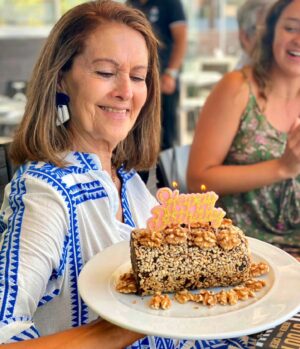 Mónica Jardim Instagram - Dos últimos aniversários dela.... 
Felicidadeeees Mamy! No estás aqui pero te juro que vás conmigo a todas partes. Te echamos mucho de menos y como no te podemos bajar del cielo, te seguimos celebrando todos los días....y hoy con tu tarta favorita 🤍❤️