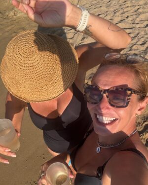 Monika Absolonová Instagram - I takhle dokazem bejt stastny😀😀🤣😂 @monika_absolonova 🩵 nekdy clovek cekanim na velky stesti prosvihne to maly opavdovy prave ted😀 a to my ne!!!!😀#dveholkynaplazi #stesti #happyness #influencersenior #monikaabsolonova #smich #smichnamnenicizi #okamzik