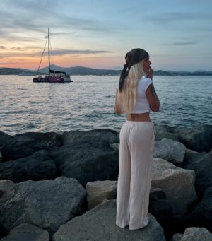 Montaine Mounet Instagram - Le temps d’un instant je me suis prise pour Jack Sparrow 🏴‍☠️ 
•
•
•
•
•
•
#picoftheday #love #girl #summer #sainttropez #sainttropezstyle #summertime #summervibes