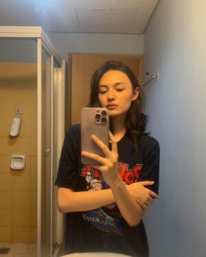 Montserrat Gizelle Instagram - bathroom break