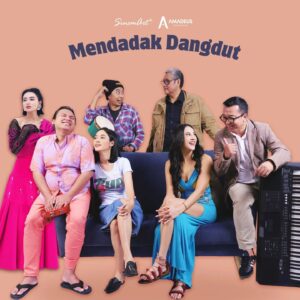 Monty Tiwa Instagram - AMADEUS SINEMAGNA FILM SLATE ANNOUNCEMENT

Amadeus Sinemagna yang digawangi @indrayr dan @montytiwa berkolaborasi dengan @davidsuwarto dan @ayifahry dari @sinemart_ph untuk menghadirkan lagi cerita Mendadak Dangdut yang fenomenal ke layar lebar. Monty Tiwa memberikan sentuhan baru dengan plot yang lebih seru dan menghibur (namun diusahakan tidak melanggar Undang Undang ITE). 

Kalian akan diajak untuk bertualang bersama Naya Wardhani yang diperankan @anyageraldine , penyanyi pop ibukota yang terdampar di panggung musik dangdut Pantura. 

Naya dan adiknya, Lola (diperankan @nuradatau ) harus mengalami tantangan hidup yang absurd: mulai dari tuduhan pembunuhan sambil harus merawat ayah mereka, seorang ODD (orang dengan dementia), hingga persaingan dengan Tata (@wikasalim ) seorang biduan dangdut lokal yang merasa rezekinya direbut. 

Mendadak Dangdut menghadirkan sejumlah lagu dangdut hits seperti Jablai (Jarang Dibelai), Terlanjur Basah (lagu ini bukan tentang lomba renang), Termiskin Di Dunia (trigger warning untuk yang doyan pinjol) dan beberapa lagu pop orisinal bagi kalian yang mentalnya belum siap mendalami nada-nada koplo. 

Di sini kalian juga akan dihibur oleh kemampuan vokal dan performance Anya Geraldine yang belum pernah dilihat baik oleh manusia maupun alam ghaib. 

Seakan belum cukup absurd, film ini juga menampilkan @keanuagl dan @fajar_nugra (keduanya adalah dua aktor favorit Monty yang multi-talenta dengan kemampuan akting sekaligus gendam dan totok aura). Film ini juga dimeriahkan oleh @sadhatriyudha , @opiekumis17 , @joshua_pandelaki , dan @adi.sudirja .

Film Mendadak Dangdut adalah judul pertama dari empat film layar lebar yang akan diproduksi Amadeus Sinemagna tahun ini. Tunggu pengumuman kami untuk judul lainnya ya!

#FilmMendadakDangdut #MontyTiwa #NengIkutAbangDangdutanNyok #BioskopIndonesia