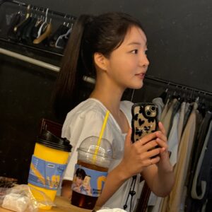 Moon Ji-in Instagram - 하핫♡
.
.
#하와이때그을린팔은돌아올줄모르공..
