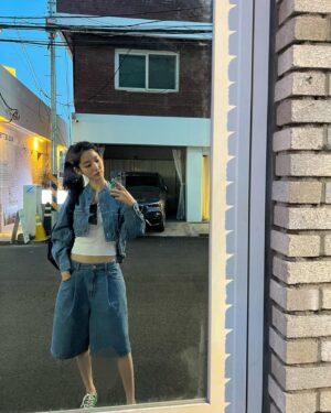 Moon Joo-yeon Instagram - 🍧🌷🍧🌞🍧☀️☀️☀️
icecream in hannam OUCH🥶