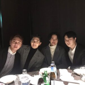 Moon Jun-young Instagram - 같은거 두개 올린게 아니라 살짝 미세하게 다른 사진입니다.
오랜만에 여럿이서 모여서 사진 찍어놓고보니 잘생겼네 이 친구들