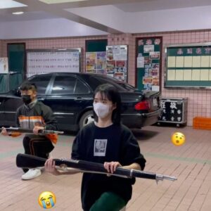 Moon Lee Instagram - 那是很奇怪的一段時間，現在回想起來用黑暗的開端形容它也不為過。

成為娜娜的過程裡我開始極端地厭惡自己，我討厭我的聲音、我的臉、我的思想，我和她一樣渴望摧毀現狀，那時候我們的存在徹底地客體化，好像有一股混濁的力量擠壓著我的腦袋，平地上豎起一道厚牆。

牆是我走向娜娜的通道，我幻想自己爬上這堵牆，搖搖晃晃地向她的牆走去。是很後來我才意識到，換一個方法，很多事情根本不需要門也不需要鑰匙，那是娜娜給我的祝福。

我已經從黑暗的狀態裡走出來，複雜的問題沿著牆繞了幾圈找到適合的降落點，跳進去擁抱核心，安安靜靜地和好了。

娜娜，很幸運可以遇見妳，遇見金勤、賴打、西施、阿弟仔，遇見雅之和塑膠花所有可愛的夥伴們。

妳是真的，真真實實地綻放著，我們可以很幸福同時也包容痛苦。

塑膠花🌷今晚大結局
我們Hami Video/ MOD 見！