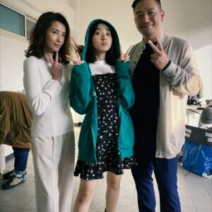 Moon Lee Instagram - 那是很奇怪的一段時間，現在回想起來用黑暗的開端形容它也不為過。

成為娜娜的過程裡我開始極端地厭惡自己，我討厭我的聲音、我的臉、我的思想，我和她一樣渴望摧毀現狀，那時候我們的存在徹底地客體化，好像有一股混濁的力量擠壓著我的腦袋，平地上豎起一道厚牆。

牆是我走向娜娜的通道，我幻想自己爬上這堵牆，搖搖晃晃地向她的牆走去。是很後來我才意識到，換一個方法，很多事情根本不需要門也不需要鑰匙，那是娜娜給我的祝福。

我已經從黑暗的狀態裡走出來，複雜的問題沿著牆繞了幾圈找到適合的降落點，跳進去擁抱核心，安安靜靜地和好了。

娜娜，很幸運可以遇見妳，遇見金勤、賴打、西施、阿弟仔，遇見雅之和塑膠花所有可愛的夥伴們。

妳是真的，真真實實地綻放著，我們可以很幸福同時也包容痛苦。

塑膠花🌷今晚大結局
我們Hami Video/ MOD 見！