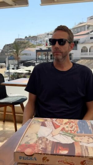 Morten Ramm Instagram - Reisetips, ferievink og travel hacks vil jeg servere deg i sommer. I dag skal vi på restaurant i utlandet. Er du usikker på hva du skal si for å be om regningen på restaurant i utlandet? Da kan du feks gjøre dette lille trikset her. I USA sier de ofte check, i England er det bill som gjelder, og i spansktalende land er det ofte la quenta por favor som brukes, og L’addition, s’il vous plait kan brukes i, ja, du skjønner hvor, men om du står fast kan du ta i bruk dette trikset her, og det vil gi lange blikk fra din familie, venner, reisefølge etc