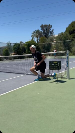 Morten Ramm Instagram - Et lite ferietips, det er feks å lære seg no nytt i sommer. Jeg bruker store deler av ferien til å ta et kurs som ballgutt i tennis. Har studert ballgutter og jenter i store turneringer som Roland Garros og Wimbledon nå, og det viktigste som ballgutt er å se vimsete og klumsete ut. Oppå det å være litt susete  med ball skal du også være superstressa oppi toppen og hive rundt på både bein og armer, som om du er på rømmen, er livredd, og at du liksom skal gjemme deg. En fin tilbakemelding jeg fikk var at jeg brukte min venstre arm istedenfor høyre, da det gjorde at jeg hadde enda mindre ballkontroll som visstnok er en viktig faktor som ballgutt. Uansett om jeg får jobben eller ikke, så er det veldig, veldig gøy å lære seg no nytt. Aldri for seint å begynne på nye ting, men det krever selvfølgelig at du er ordentlig dedikert