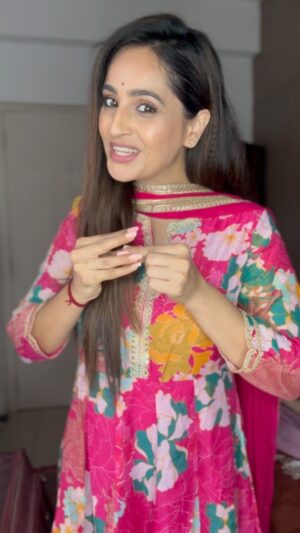 Mounika Dev Instagram - Appo unaku enadha teriyummmm daaa🤦🏻‍♀️
#goodmorning #instagood #tamilreels #trending #reeloftheday