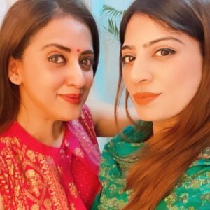 Mrinalini Chatterji Instagram - Hahaha mujhe aur koi gana itna acha nahin laga toh yei hi sahi...
Happy Birthday 💐 🎂 Miss Sethi. We have 100's photos together but m uploading only these 2.. being specific ,you know why!!