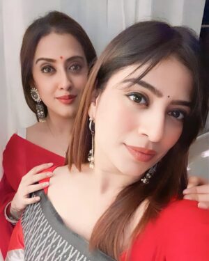 Mrinalini Chatterji Instagram - Hahaha mujhe aur koi gana itna acha nahin laga toh yei hi sahi...
Happy Birthday 💐 🎂 Miss Sethi. We have 100's photos together but m uploading only these 2.. being specific ,you know why!!
