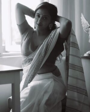 Mrinalini Chatterji Instagram - Unki main Joganiya hoon♾🧿❤💫💛 
.
.
.
.
.
 
 .
#instagram #seriesofphotos #passion #temptation #love #indianwomen #desi #saree #sareelove #ethinicwear #photographs #picoftheday #december #waitingforyou