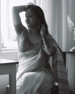 Mrinalini Chatterji Instagram - Unki main Joganiya hoon♾🧿❤💫💛 
.
.
.
.
.
 
 .
#instagram #seriesofphotos #passion #temptation #love #indianwomen #desi #saree #sareelove #ethinicwear #photographs #picoftheday #december #waitingforyou
