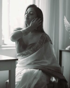 Mrinalini Chatterji Instagram - Unki main Joganiya hoon♾🧿❤💫💛 
.
.
.
.
.
 
 .
#instagram #seriesofphotos #passion #temptation #love #indianwomen #desi #saree #sareelove #ethinicwear #photographs #picoftheday #december #waitingforyou