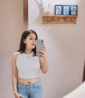 Mrinalini Chatterji Instagram - Simple Me and My simple Photo🌻 
but this simple photo makes me proud of how much effort I'm putting into not only to reducing my weight but also taking care of my mental and physical health daily.. I am grateful for this life.Thank you all for loving me. Thank you universe 💕 and Divine lord.
Happy Pandav ekadashi🙏
Radhe Radhe❤️

#gratitude #universe #divine  #divineenergy #mentalhealth #happiness #affirmations #positivity #postivevibes #energyhealing #energyvibes #positivemindset #positiveenergy