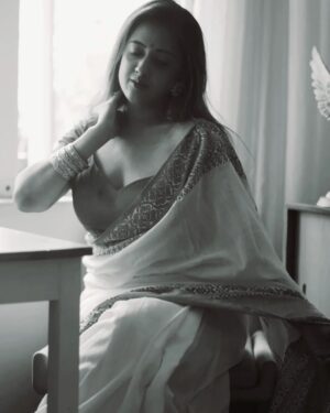 Mrinalini Chatterji Instagram - Unki main Joganiya hoon♾🧿❤💫💛 
.
.
.
.
.
 
 .
#instagram #seriesofphotos #passion #temptation #love #indianwomen #desi #saree #sareelove #ethinicwear #photographs #picoftheday #december #waitingforyou