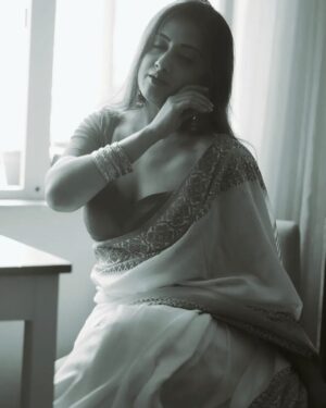 Mrinalini Chatterji Instagram - Unki main Joganiya hoon♾🧿❤💫💛 
.
.
.
.
.
 
 .
#instagram #seriesofphotos #passion #temptation #love #indianwomen #desi #saree #sareelove #ethinicwear #photographs #picoftheday #december #waitingforyou