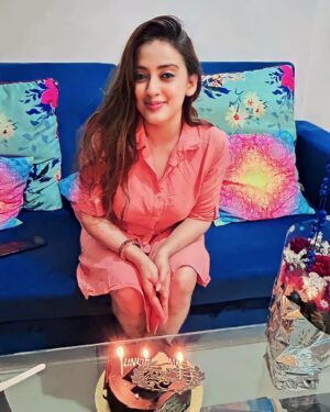 Mrinalini Chatterji Instagram - 6 Dec. Dnt try to guess my age 🙃 😛.