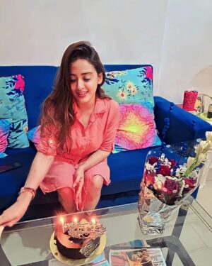 Mrinalini Chatterji Instagram - 6 Dec. Dnt try to guess my age 🙃 😛.