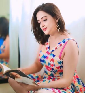 Mrinalini Chatterji Instagram - 🌻Sukriya @khushi_artificial_jewellery Aapke iss anokhe taufe ke liye....Itne lambe samay tak aapne mere styling pe saath diya ,Sukriya..
🌟
🌻Wearing this beautiful Golden  Vermeil Leaf earring by @khushi_artificial_jewellery ❤😉👌
🌻 Photography by @kevinlobo1410