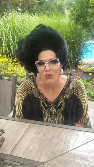 Mrs. Kasha Davis Instagram - When’s DINNER???? 4 or 4:30??? #ok #thankyou

With all of these young @rupaulsdragrace gals I feel this old. 😂