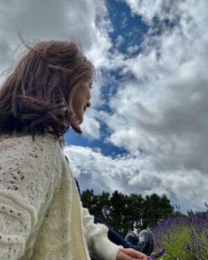 Mrunal Thakur Instagram - Dear me,

Love yourself a little bit more than yesterday. 
Make yourself a priority. 
Chase your goals. 
Be grateful for the things you have. 
Be proud of yourself. 
You are a sparkling star, you are your own rainbow. 
Celebrate yourself as always (in a lavender field)
🪻🪻🪻

#edinburgh #lavender #love