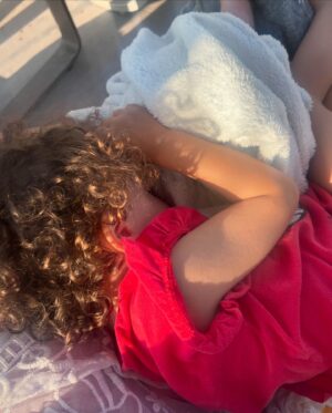 Müjgan Gönül Instagram - çocuğu uyuya kalınca şezlong gören anne 🥰
