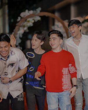 Munggaran Instagram - emang masih ada ya manusia di dunia ini yang belum pernah dikasih bunga sama seseorang?🙏

📷 : @radita.pradana