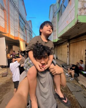 Munggaran Instagram - gue Ratman, peran gue disini tidak jauh dari gendong menggendong… yaa dari body, muka, tugas, 11/12 lah sama superman… ratman? superman?🦸‍♂️

sampai bertemu Ratman di bioskop nanti! #Comingsoon2023 #Khanzab
