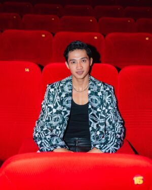 Munggaran Instagram - kuli panggul lagi ambil cuti lebaran…

Wardrobe: @khantikamdem @kamdem.official 
Stylist: @nacyaak 
Photographer: @snap.nuel 
MUA : @byeliciapj
