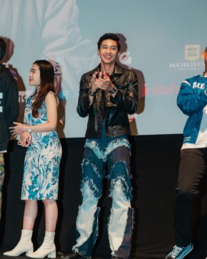 Munggaran Instagram - Blue night at Gala Premiere Jin & Jun! 19 April 2023 on Cinema!

Wardrobe: @khantikamdem @kamdem.official 
Stylist: @nacyaak 
Photographer: @snap.nuel 
MUA: @byeliciapj