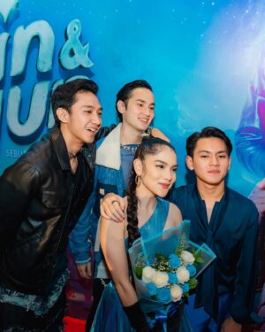 Munggaran Instagram - Blue night at Gala Premiere Jin & Jun! 19 April 2023 on Cinema!

Wardrobe: @khantikamdem @kamdem.official 
Stylist: @nacyaak 
Photographer: @snap.nuel 
MUA: @byeliciapj