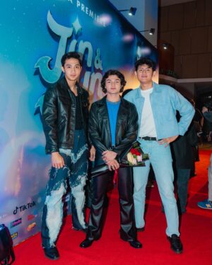Munggaran Instagram - Blue night at Gala Premiere Jin & Jun! 19 April 2023 on Cinema!

Wardrobe: @khantikamdem @kamdem.official 
Stylist: @nacyaak 
Photographer: @snap.nuel 
MUA: @byeliciapj