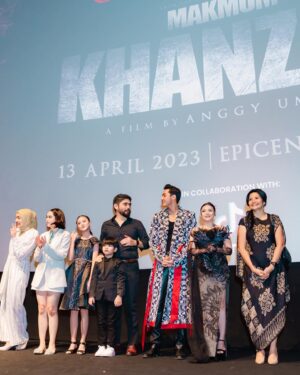 Munggaran Instagram - ‘KHANZAB’ Gala Premiere👹

Bagi saya, mimpi adalah sebuah privilege yang dimiliki setiap orang. Kita bebas bermimpi dari hal kecil sampai hal tidak mungkin sekalipun. 13 April 2023 adalah hari dimana salah satu mimpi saya terealisasikan. Film pertama saya akhirnya di putar dan di saksikan dilayar yang amat sangat besar. Tumpukan perasaan positif melekat terasa di hari itu. Saat ini hanya kata terima kasih yang bisa saya ucapkan kepada semua yang sudah percaya, mendukung, dan memberi banyak pengalaman baru untuk saya. Semoga film Khanzab ini bisa di terima baik & bisa menghibur teman teman semua.

Oh iya, tiket sudah bisa dibeli dari sekarang, Ratman tunggu di bioskop tanggal 19 April 2023 ya!

Wardrobe : @khantikamdem @kamdem.official 
Stylist: @nacyaak 
Photographer: @snap.nuel 
MUA : @byeliciapj