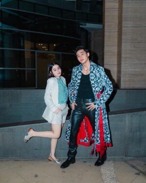 Munggaran Instagram - ‘KHANZAB’ Gala Premiere👹

Bagi saya, mimpi adalah sebuah privilege yang dimiliki setiap orang. Kita bebas bermimpi dari hal kecil sampai hal tidak mungkin sekalipun. 13 April 2023 adalah hari dimana salah satu mimpi saya terealisasikan. Film pertama saya akhirnya di putar dan di saksikan dilayar yang amat sangat besar. Tumpukan perasaan positif melekat terasa di hari itu. Saat ini hanya kata terima kasih yang bisa saya ucapkan kepada semua yang sudah percaya, mendukung, dan memberi banyak pengalaman baru untuk saya. Semoga film Khanzab ini bisa di terima baik & bisa menghibur teman teman semua.

Oh iya, tiket sudah bisa dibeli dari sekarang, Ratman tunggu di bioskop tanggal 19 April 2023 ya!

Wardrobe : @khantikamdem @kamdem.official 
Stylist: @nacyaak 
Photographer: @snap.nuel 
MUA : @byeliciapj