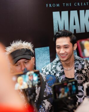 Munggaran Instagram - ‘KHANZAB’ Gala Premiere👹

Bagi saya, mimpi adalah sebuah privilege yang dimiliki setiap orang. Kita bebas bermimpi dari hal kecil sampai hal tidak mungkin sekalipun. 13 April 2023 adalah hari dimana salah satu mimpi saya terealisasikan. Film pertama saya akhirnya di putar dan di saksikan dilayar yang amat sangat besar. Tumpukan perasaan positif melekat terasa di hari itu. Saat ini hanya kata terima kasih yang bisa saya ucapkan kepada semua yang sudah percaya, mendukung, dan memberi banyak pengalaman baru untuk saya. Semoga film Khanzab ini bisa di terima baik & bisa menghibur teman teman semua.

Oh iya, tiket sudah bisa dibeli dari sekarang, Ratman tunggu di bioskop tanggal 19 April 2023 ya!

Wardrobe : @khantikamdem @kamdem.official 
Stylist: @nacyaak 
Photographer: @snap.nuel 
MUA : @byeliciapj