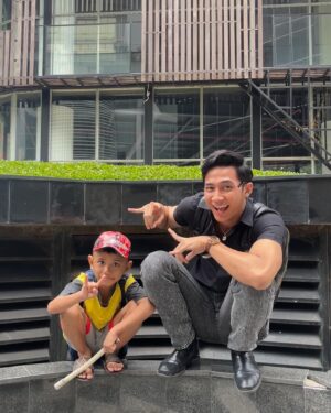 Munggaran Instagram - gak berasa udah 21 tahun jadi gemini, harapannya gak neko-neko, cuma pengen gemini dipandang baik sama masyarakat…….

atau minimal ganti zodiak lah.