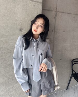 Murase Sae Instagram - #dailylook

展示会に向けて今日からAW新作紹介していこっと〜🦊♡
8月の新作、お気に入りいっぱい😆！

👔Blue/Gray▶︎8/16
👜Ivory/Brown▶︎8/16

SSでも人気だったショートシャツがAWでも登場！
AWではネクタイを付けて、前回より丈も伸ばしたのでコーデが組みやすくなりました😻🤍
このシャツの生地が、光沢感があってツルツルしててめちゃ可愛いの！

展示会では試着もできるので、ぜひ手に取って見てみてね🫶🏻
前回も投稿したムートンバッグはアイボリーも🐏💕

ま、迷う。。。
@andgeebee_official 
#fashion #ootd #AW #ANDGEEBEE