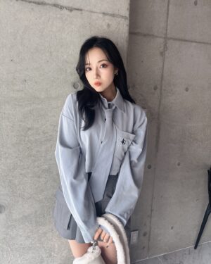Murase Sae Instagram - #dailylook

展示会に向けて今日からAW新作紹介していこっと〜🦊♡
8月の新作、お気に入りいっぱい😆！

👔Blue/Gray▶︎8/16
👜Ivory/Brown▶︎8/16

SSでも人気だったショートシャツがAWでも登場！
AWではネクタイを付けて、前回より丈も伸ばしたのでコーデが組みやすくなりました😻🤍
このシャツの生地が、光沢感があってツルツルしててめちゃ可愛いの！

展示会では試着もできるので、ぜひ手に取って見てみてね🫶🏻
前回も投稿したムートンバッグはアイボリーも🐏💕

ま、迷う。。。
@andgeebee_official 
#fashion #ootd #AW #ANDGEEBEE