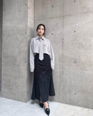 Murase Sae Instagram - #dailylook

展示会に向けて今日からAW新作紹介していこっと〜🦊♡
8月の新作、お気に入りいっぱい😆！

👔Blue/Gray▶︎8/16
👜Ivory/Brown▶︎8/16

SSでも人気だったショートシャツがAWでも登場！
AWではネクタイを付けて、前回より丈も伸ばしたのでコーデが組みやすくなりました😻🤍
このシャツの生地が、光沢感があってツルツルしててめちゃ可愛いの！

展示会では試着もできるので、ぜひ手に取って見てみてね🫶🏻
前回も投稿したムートンバッグはアイボリーも🐏💕

ま、迷う。。。
@andgeebee_official 
#fashion #ootd #AW #ANDGEEBEE