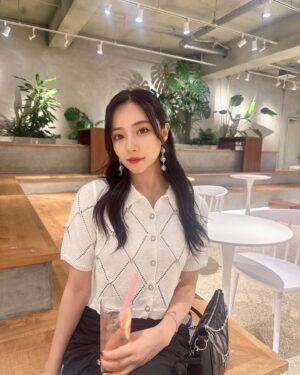Murase Sae Instagram - #dailylook

Would you like Cookie..??🍪💕

来週入る新作のトップスは、ダイヤパターンのデザインにビジュー付きで可愛いの!!😻💎
tops▶︎8/9 White/Gray
@andgeebee_official
#fashion #ootd #cafe #ANDGEEBEE #쿠키 #🍪