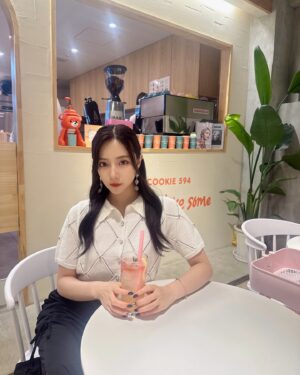 Murase Sae Instagram - #dailylook

Would you like Cookie..??🍪💕

来週入る新作のトップスは、ダイヤパターンのデザインにビジュー付きで可愛いの!!😻💎
tops▶︎8/9 White/Gray
@andgeebee_official
#fashion #ootd #cafe #ANDGEEBEE #쿠키 #🍪