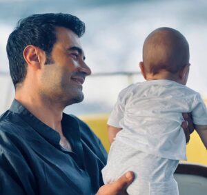 Murat Ünalmış Instagram - Hayat hızla gelip geçerken sevdiklerinle yaşadığın birkaç  güzel anıdan daha değerli hiçbir şey yok. Sağlık olsun. Huzur olsun. Kendim için istediğimi herkes yaşasın isterim. Herkese sağlıklı, mutlu bir yaşam diliyorum. 🙏🏻♾️